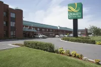 Quality Inn & Suites PE Trudeau Airport Các khách sạn gần Fairview Pointe Claire