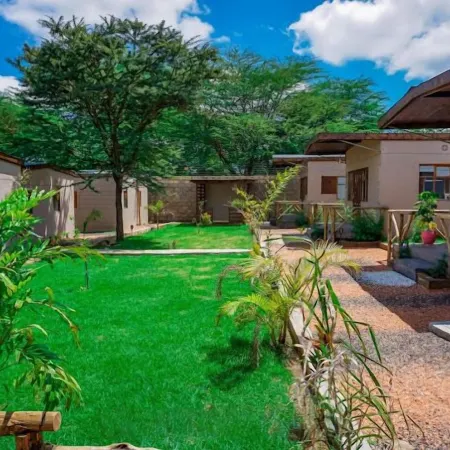Emirishoi Cottages & Garden Bistro Отели в г. Нарок