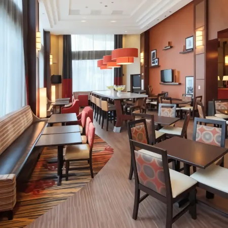 Hampton Inn & Suites by Hilton Arlington Crystal City DCA Отели рядом с достопримечательностью «Могила Неизвестного Солдата»