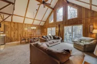 3-story Cabin in the Woods! Lake Harmony, 5BR, Firepit, Game Room, Wi-Fi, Deck