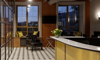 Q-block Capsule Hotel