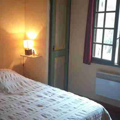 Provencal house in private wooded grounds with swimming pool and tennis court. Sleeps 5. Rooms