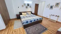 Charming 3-bedroom apartment with WiFi, AC in vibrant New Delhi 바하르 쿤지 호텔