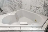 Sleep Inn & Suites Oregon - Toledo - Hot Tub