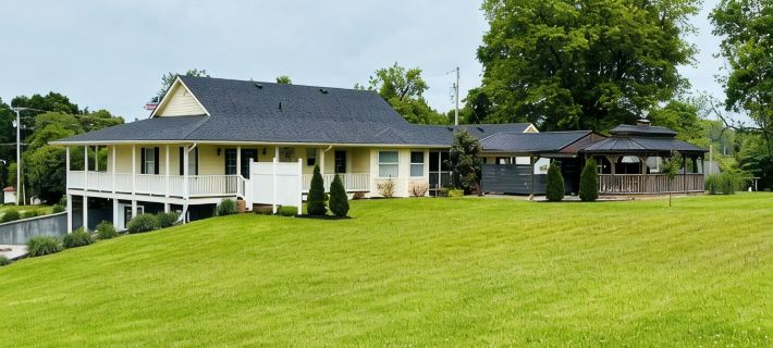 Sunshine Escape: Spacious 6Br Home w/ Outdoor Oasis & Fire Pit Near Marina Hotels in Wayne County