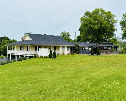 Sunshine Escape: Spacious 6Br Home w/ Outdoor Oasis & Fire Pit Near Marina Hotels in Wayne County