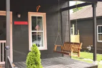NEW DOWNTOWN TUPELO- HOUND DOG BUNGALOW -ROCK-N-ROLL themed 1BR 1B Shotgun style - 방갈로