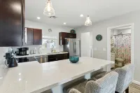 Welcoming 3-Bedroom House with Private Fenced Yard.  Clean. Central - Bungalows