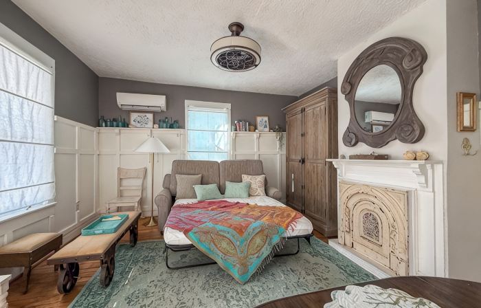 Lil' Ms. Clementine 2-Bedroom Home in Historic District with Golfcart Option