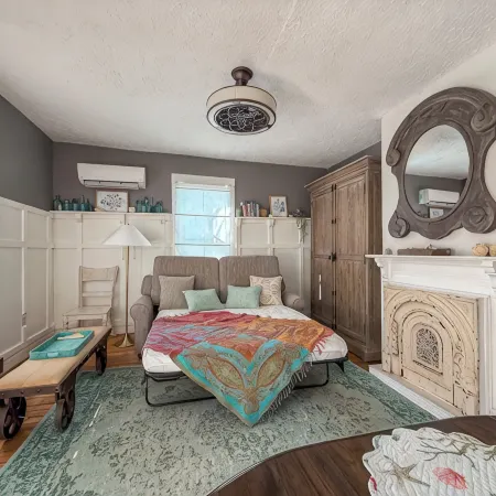 Lil' Ms. Clementine 2-Bedroom Home in Historic District with Golfcart Option
