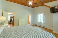 Spacious Lakehouse +Private Dock+Firepit+Kayaks