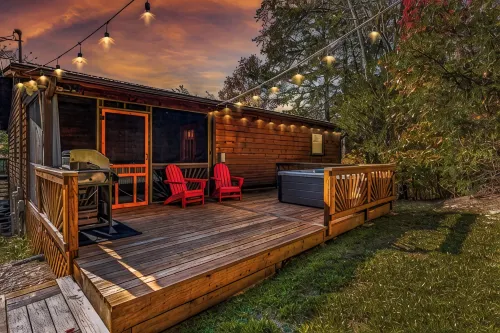 Private and Spacious Cabin with Hot Tub, Pool Table and Arcade