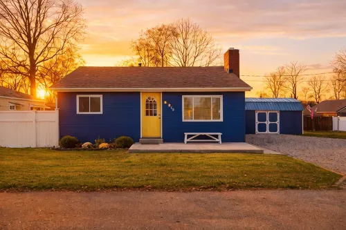 Newly renovated 2-bedroom cottage by the lake