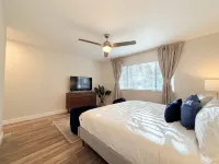 NEW! Spacious designer 2-Bed/2.5-Bath townhome near Downtown Orlando - บังกะโล