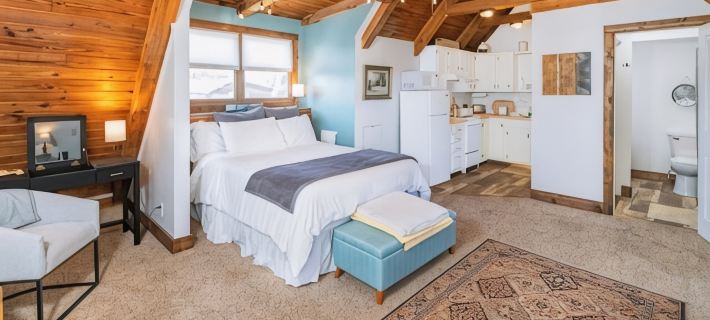 Cozy Loft on Main over Ooey Gooey Cafe Hotels in Brown County