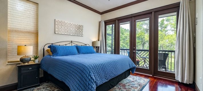 Bigfoot Bungalow -Enjoy being directly on the clear waters of Weeki Wachee River Hotels in Hernando County