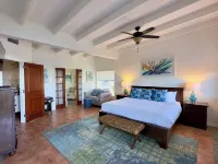 Stunning Estate on almost 2 acres with down island views of St John and the BVI - Balkon