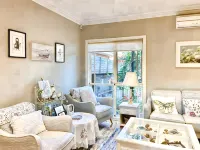 Modern 4BR Oasis in Heart of Glen Waverley - Homestays