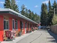 Yellowstone Studio # 2. Just One Mile From Yellowstone's Main Entrance - 2-Star