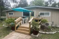 Charming modern cottage, in Crawfordville with extra parking for your boat.