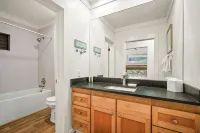 Rare find w/ 2 AC, 2 min walk to beach, Remodeled #151, ground floor! - نادي رياضي