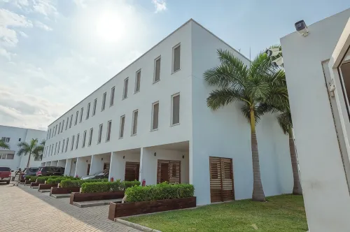 Modern 3-bedroom townhome with a pool, AC and Wi-Fi in vibrant East Legon - บังกะโล