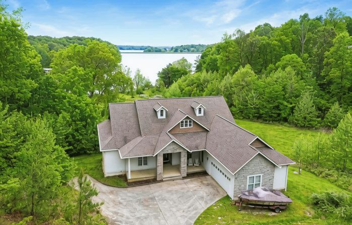 Relaxing & spacious waterfront home on Barkley Lake with 5 Bedrooms and 4 Baths