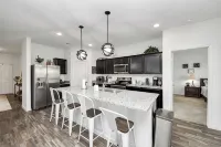 Family-Friendly 4-bedroom Oasis with Fully Equipped Kitchen & Relaxing Vibes.