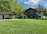 New 6 bedroom Lake Front Home- Theatre Room- Poker - FirePit- Kayak/Paddleboards - Homestays