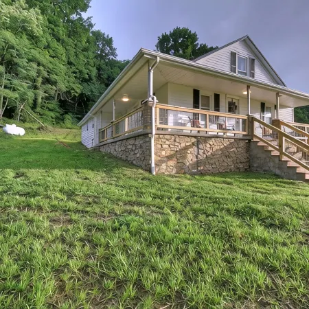 Charming 4-bedroom farmhouse in Shady Valley, TN with breathtaking view