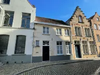 HAMILTONHOUSE, away from home but at home in the Bruges 'Unesco' center. - บังกะโล