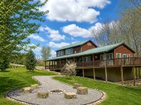 Romantic Secluded Cabin w/ Hot Tub, Private Driftless Escape Hotels in Freeman
