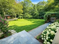 Modern 4BR Escape • w/ Jeep Wrangler • Near Town • Patio, Fire Pit & Hot Tub Hotels in Tisbury
