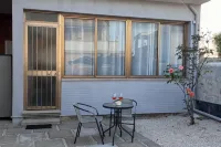 2 minutes from the sea and all services. 9 minutes by car from the airport - 2 stjerner