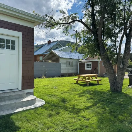 Charming Vintage Retreat in the Heart of Anaconda.