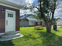 Charming Vintage Retreat in the Heart of Anaconda.