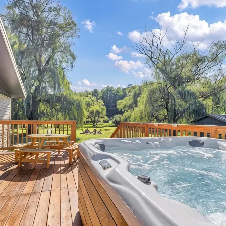 Whispering Willow Retreat - Hot Tub & Fire Pit, 14Min to NRG