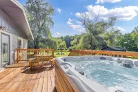Whispering Willow Retreat - Hot Tub & Fire Pit, 14Min to NRG - 4-Star