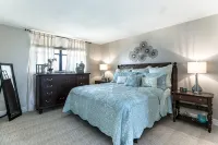 Spacious & Simply Gorgeous! Limited-Time Apr–Nov Beachfront at Vanderbilt Beach - Beach
