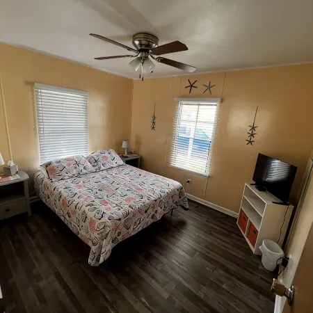 Canal home, NAS, Blue Angels, Tiki Bar, near beaches, bring your boat