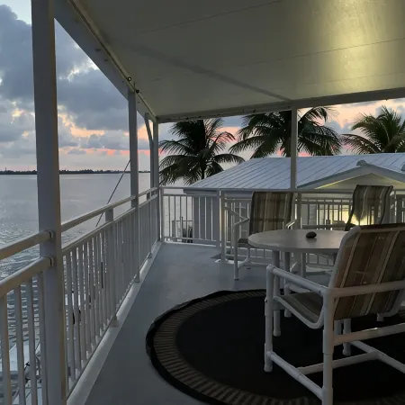Beautiful Ocean view with 35' private seawall, 80' Heated Pool, Hottub