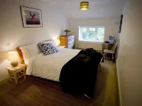 Luxury 4 bedroom North Norfolk cottage in lovely coastal village location Hotel a Holt