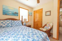 Charming 4-bedroom house.  Walking distance to the Beach and Restaurants! - バルコニー
