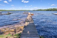 Nature's Edge: Lakefront Home - WiFi, Free Firewood, Generator, No Cleaning Fee! - 3つ星