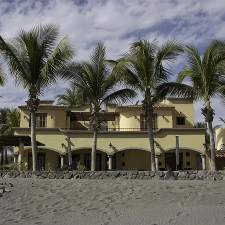 Escape To An Ocean Front Five Star Paradise : A 10 minute walk into Loreto