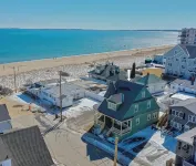 Oceanside cottage home with wraparound porch - Apartments