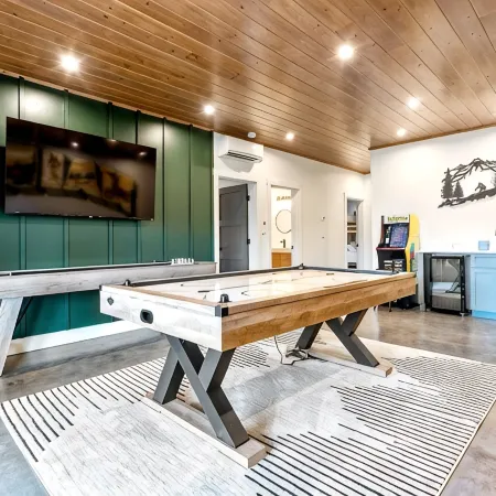 Epic Mountain Views, Hot Tub and Game Room