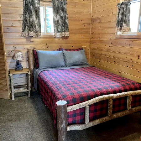 EAGLE LODGE - River Retreat - amazing views of the East Fork of the Chippewa Rvr