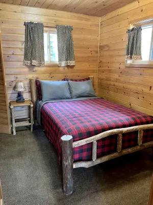 EAGLE LODGE - River Retreat - amazing views of the East Fork of the Chippewa Rvr