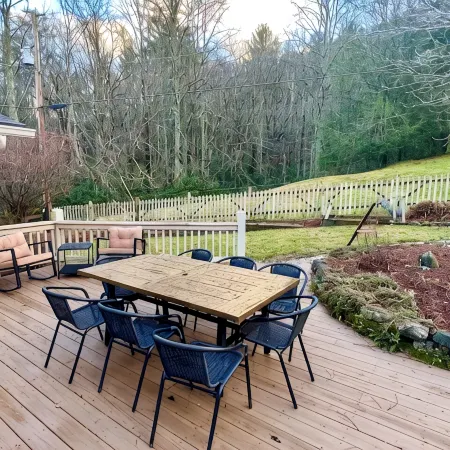 Golden Acres Ranch Hot Tub,Game Room, Creek & Mtn View. 8m from DT Highlands